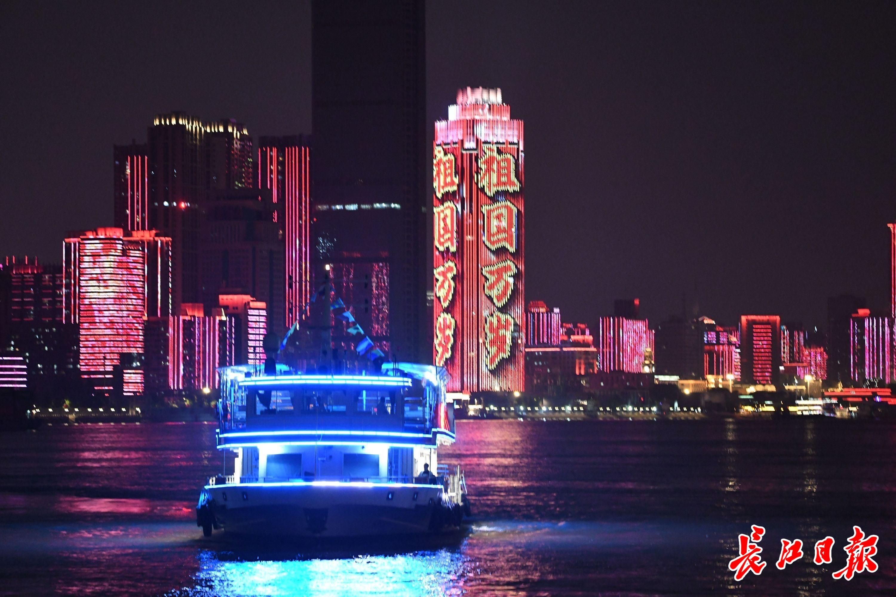 震撼|全城点亮!武汉流光溢彩向她表白,场面震撼