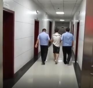  朋友|男子谎称能办入学；骗取10名家长90万元；一朋友被骗还帮着他数钱