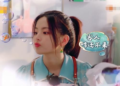  节目中|杨超越录中餐厅打瞌睡，被赵丽颖当场抓包，她的反应太真实