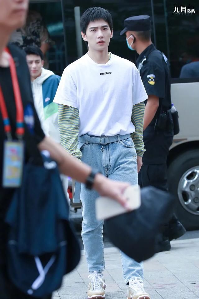  时隔|杨洋时隔五年再上真人秀，抹黑脸穿保安服太拼，帅气值有影响吗？