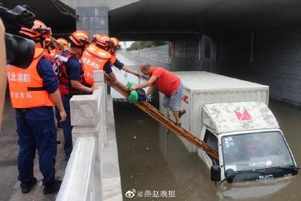  消防救援|货车涉水老大爷被困 消防架六米拉梯成功解救
