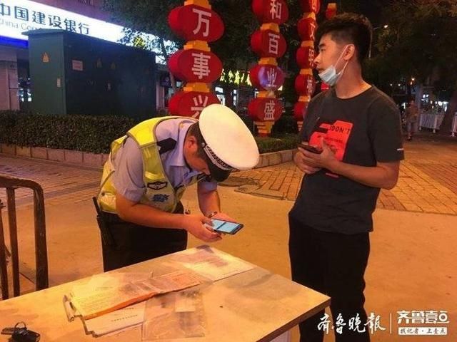  加班|晚饭还没吃，泰安交警城西大队就开始夜间加班，开展电车免费挂牌