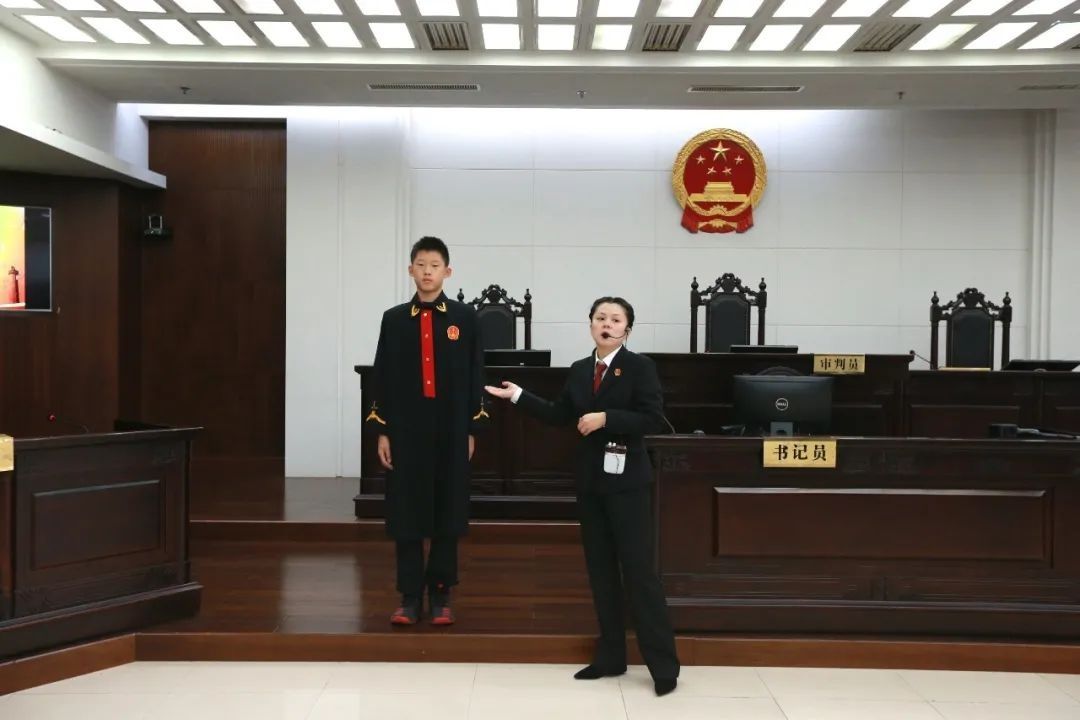 法院|法院里，也有一群老师