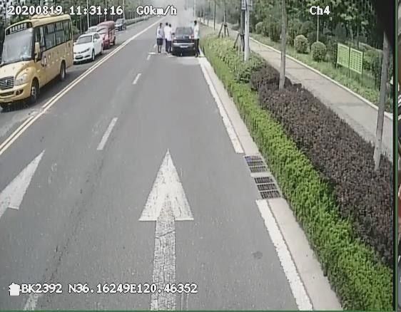  私家车|李沧区惠水路一私家车起火 热心市民接力救援