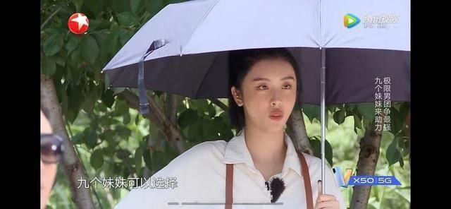  赵小棠|流量明星有特权？赵小棠在片场打伞遮阳，孔雪儿用锅砸雷佳音