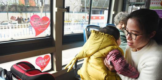 强制|4岁女孩被强制在公交车上让座，妈妈竟如此回怼，网友：这是亲妈