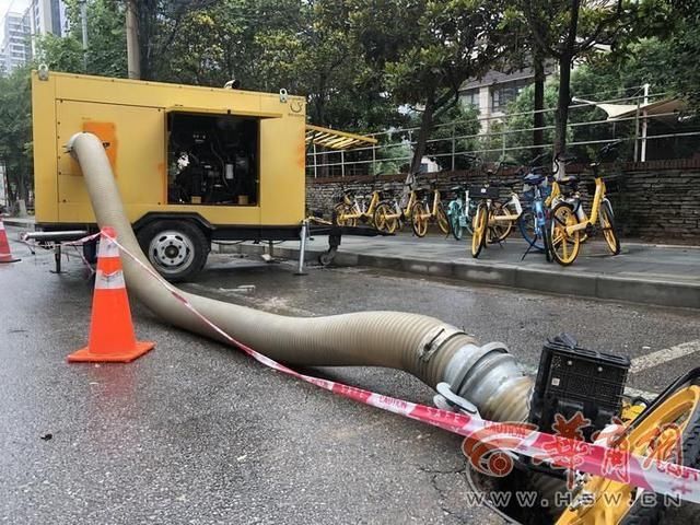  西安|车辆行驶途中西安贞观路路面突然塌了 车辆越陷越深司机紧急跳窗