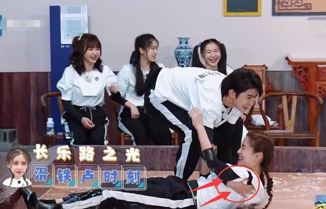  人品|baby滑倒后蔡徐坤连忙去扶，瞧见他手放的位置，人品如何有答案了