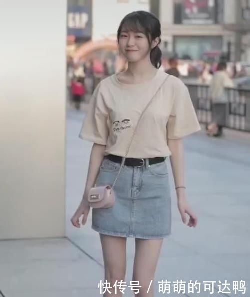 美女|街拍美女:身穿衬衫的姐姐出街,热裤展现青春活力,像谁的初恋吗