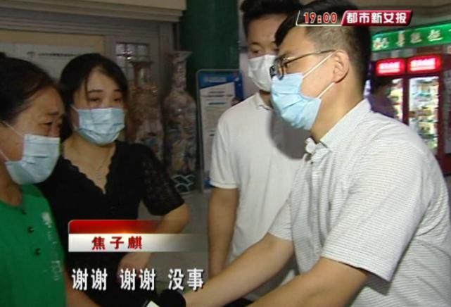  托举|女子深夜跳海，小伙跳水救人，水下托举半小时，浑身被划伤……