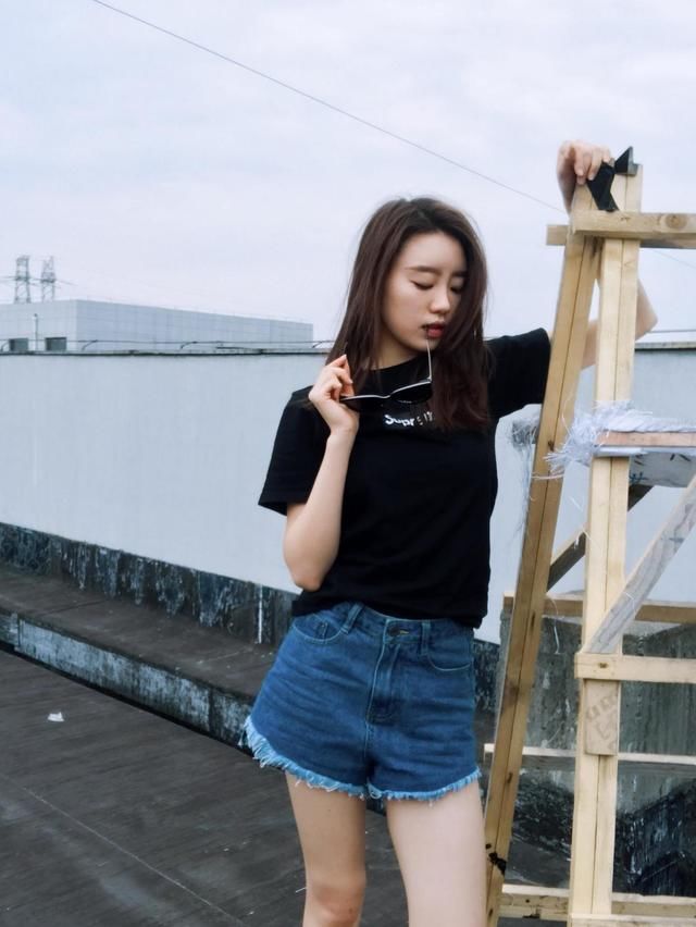  时髦|“林有有”张月私服穿搭真时髦，黑T恤配牛仔短裤，不要再骂她了