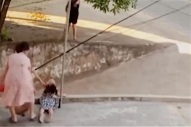 称赞|小女孩玩耍时意外触电,路过孕妇搭救,被称赞:教科书式的反应
