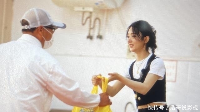  赵丽颖|《中餐厅》晒杀青照，赵丽颖绝对C位，而粉丝们却在找杨超越