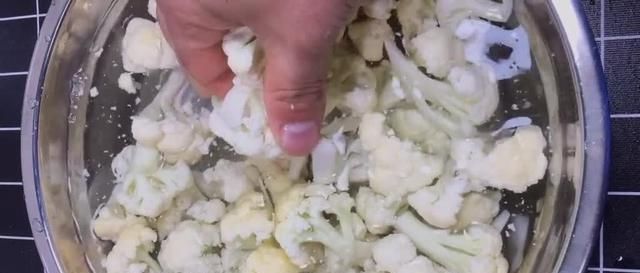 爽脆|家常版花菜炒肉的做法,鲜嫩爽脆营养健康,香辣咸鲜极其下饭