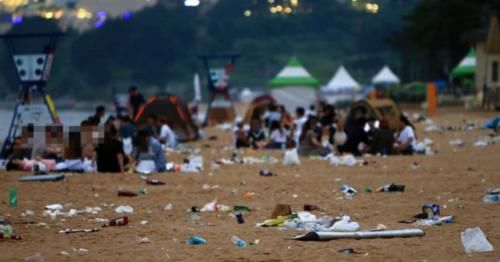 捡起来|请把素质捡起来，游客5脚踹断景区仙人掌，转头就跑