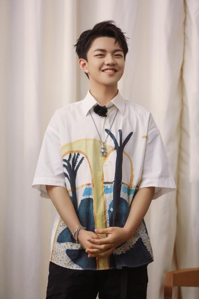  气小哥|《元气满满的哥哥》今晚神气首播 胡军杨洋捉迷藏上演“伪装者”