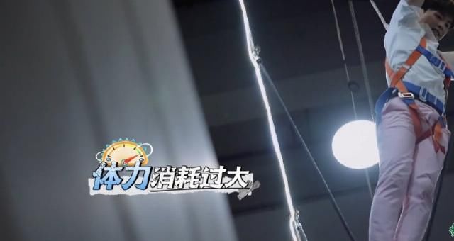  杨幂|邓伦高桥展示惊人臂力，杨幂恐高却想出新方式通过，运动强还聪明