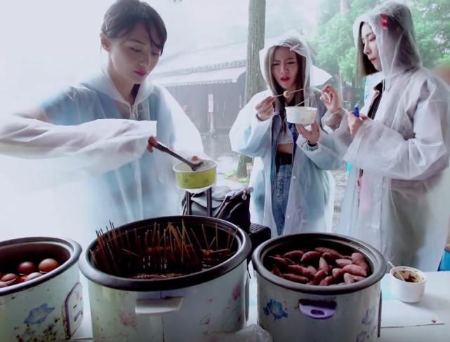  差距|许佳琪郑爽谢可寅吃路边摊，看到雨衣穿法，女团成员与演员的差距