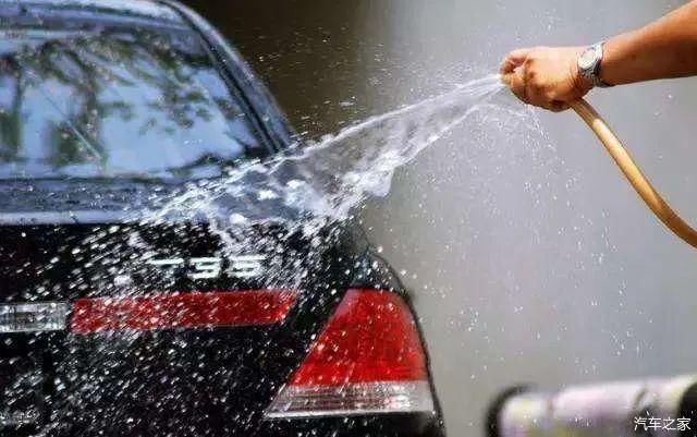清洗|夏天这样洗车,小心“毁”车,正确操作是?