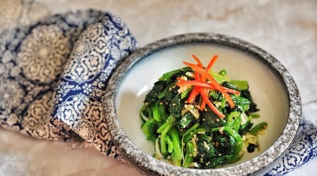  凉拌菜|夏天想要清凉解暑，凉拌菜必不可少！凉拌菠菜，味在嘴里爽到心里