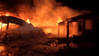  非法改装|深夜突发！市区金山路一汽车修理厂大火，出动7辆消防车！