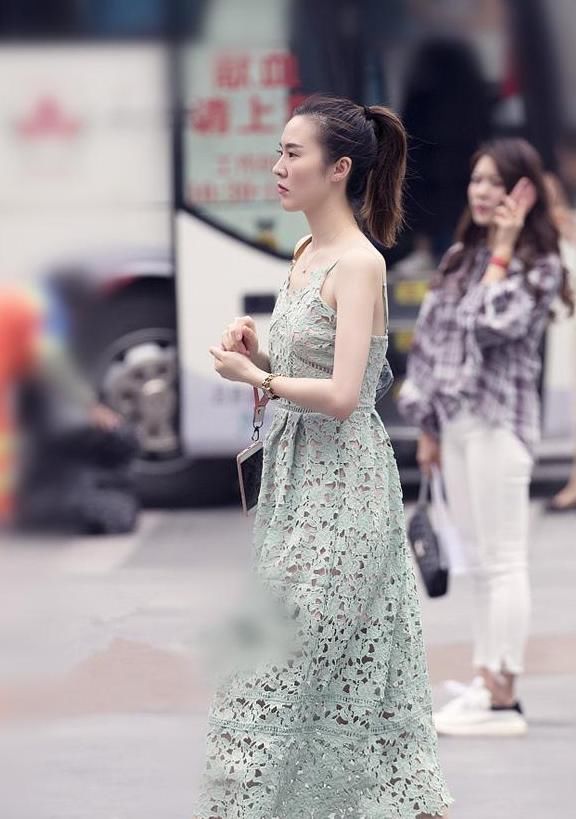 显示|街拍美女，一身绿色蕾丝的连衣裙，显示出自己的大长腿，很有魅力