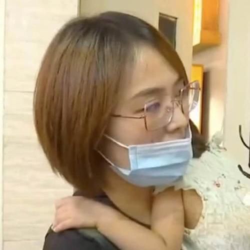 家长|2岁女孩在必胜客摔伤，家长让店家赔偿，网友：甩锅第1名