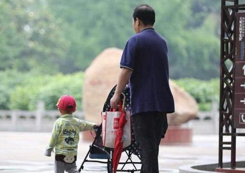 调皮|爷爷带娃逛超市，孩子调皮把鸡蛋打碎了，爷爷的话让店员怀疑人生