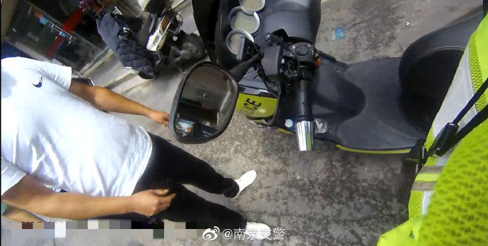 拦截|二次酒驾被吊销驾照 无证上路遇查逃跑 警民合力拦截