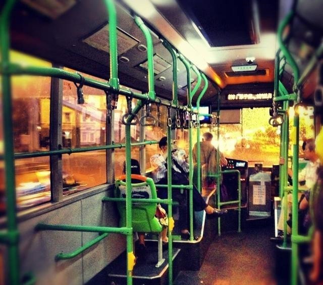 方式|蛮横老太在公交逼抱孩子的宝妈让座,宝妈从容的处理方式,太厉害