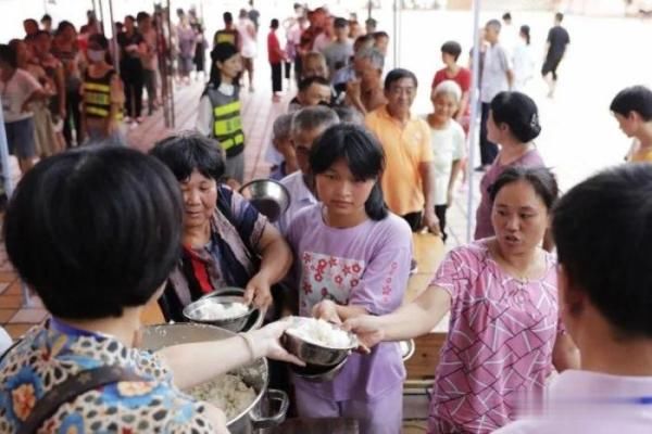 鄱阳县油墩街镇彭家|新房泡在水中，一家三口留住二楼，出入靠划船