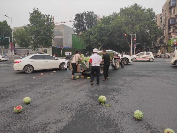  车厢|瓜车车厢后门松开，西瓜滚落一地，多亏热心人及时发现