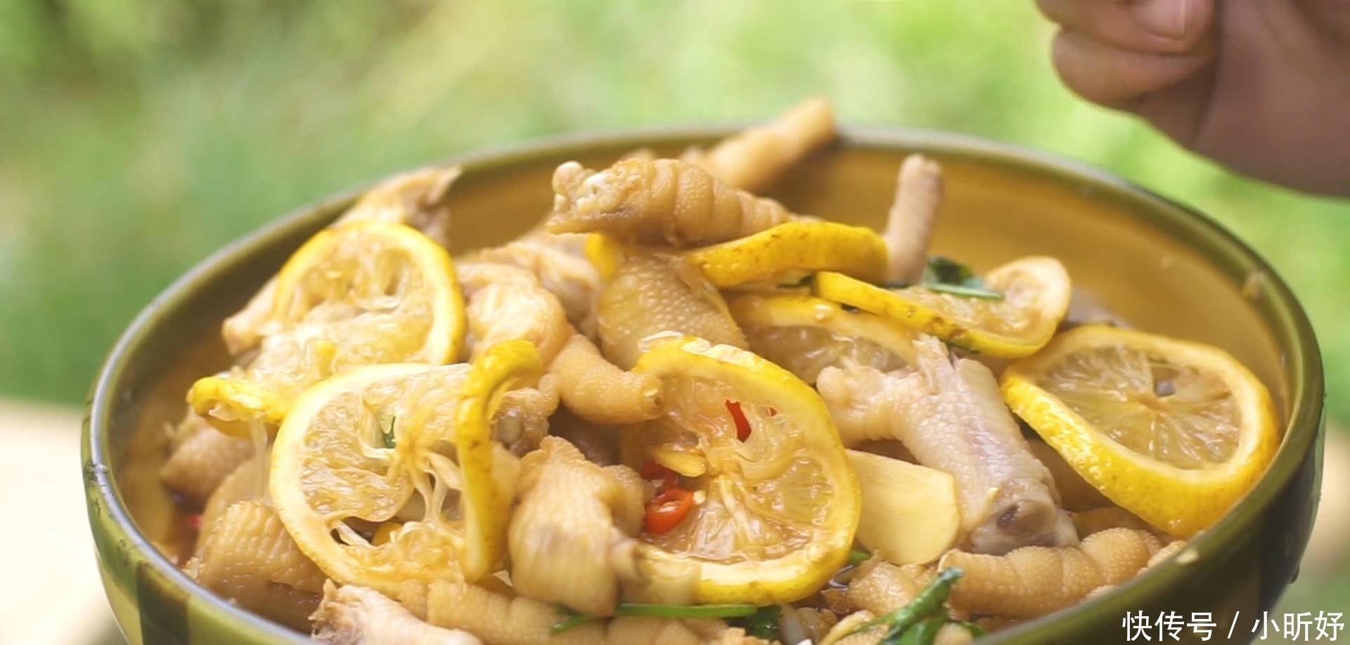  绝佳|风味独特的柠檬鸡爪怎么做？亲朋好友聚会绝佳下酒菜，酸辣爽口！