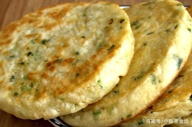 刷上一层|烙葱花饼时,不要只加葱花,多加一种食材,饼香软好吃有嚼劲