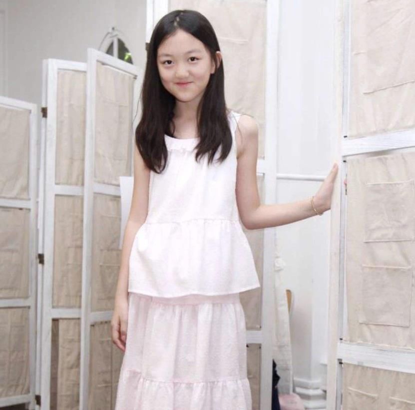  样子|王菲陪女儿李嫣做头发，李嫣黄发显眼，一年轻男子与二人动作亲密