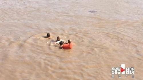  后悔|轻生男子一跳进江里就后悔了，幸被救起