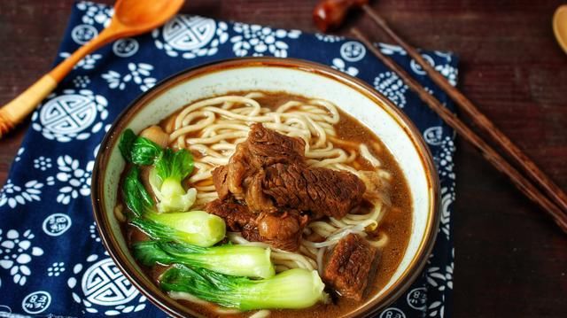 爽滑|面馆老板:煮面条,最忌开水下锅,4个小窍门,筋道爽滑不粘坨