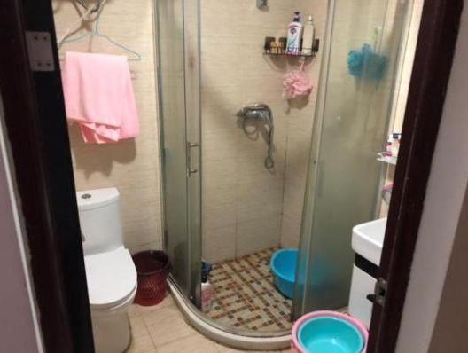 小佳|男子新婚仅2月，竟安装摄像头偷拍老婆闺蜜洗澡：1天拍下7段视频