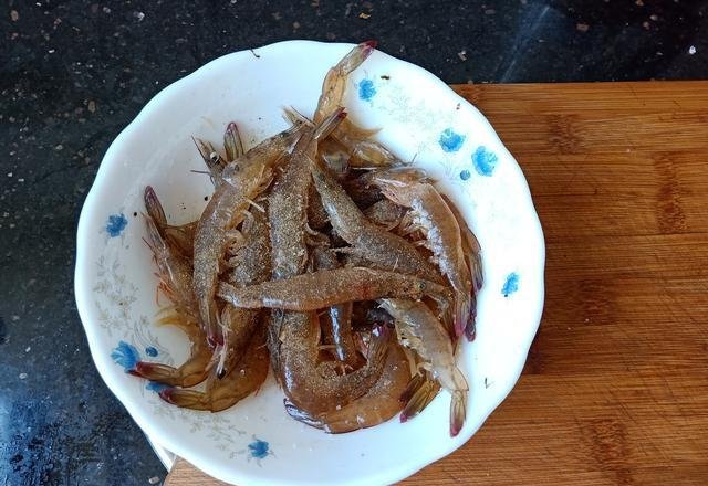 太香太|虾这么做,虾头虾壳都能吃,太香太美味,10斤不够吃,蒜末也抢光