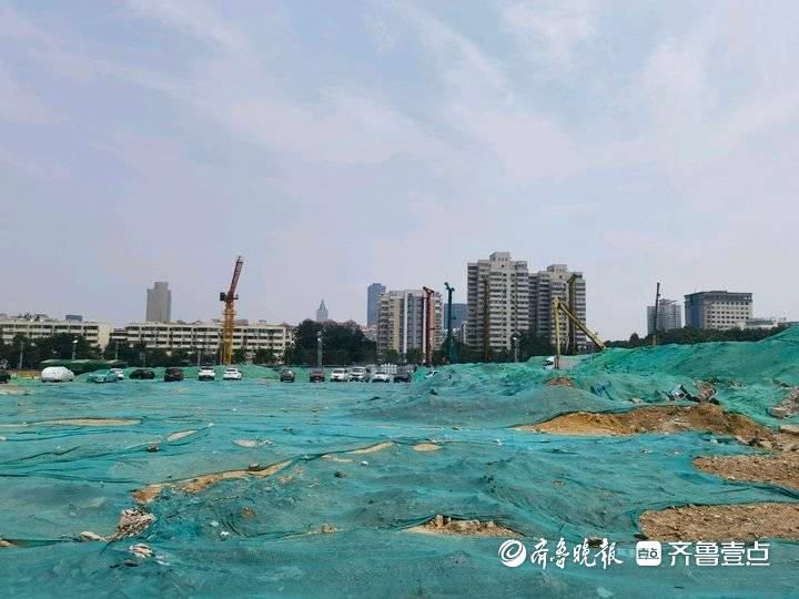 济南千佛山北广场正在推进建设，西南角加油站已搬迁