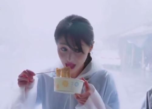  架子|郑爽录节目时偷懒吃路边摊，却不付钱拿起就吃，演员架子可真大