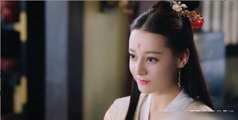  尾巴|枕边书花絮：热巴在线扭屁股，拉出假尾巴叫“跟拔腿毛一样疼”