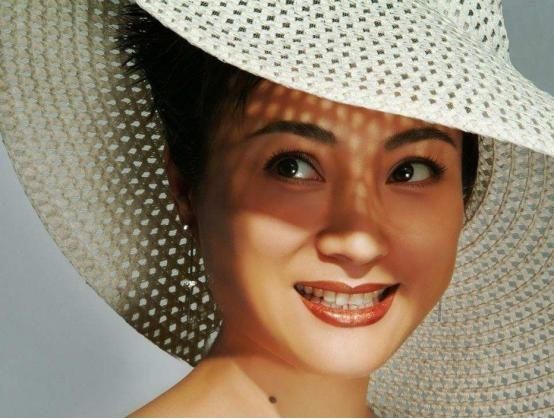 曝光|＂玉兔精＂李玲玉儿子罕曝光！鼻梁高挺眉毛浓，22岁气质不输男明星