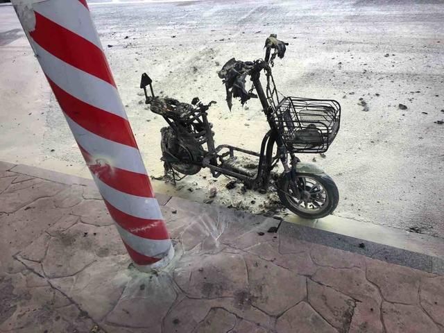  灭火|电动车等红绿灯时突然自燃 民警秒变“灭火员”