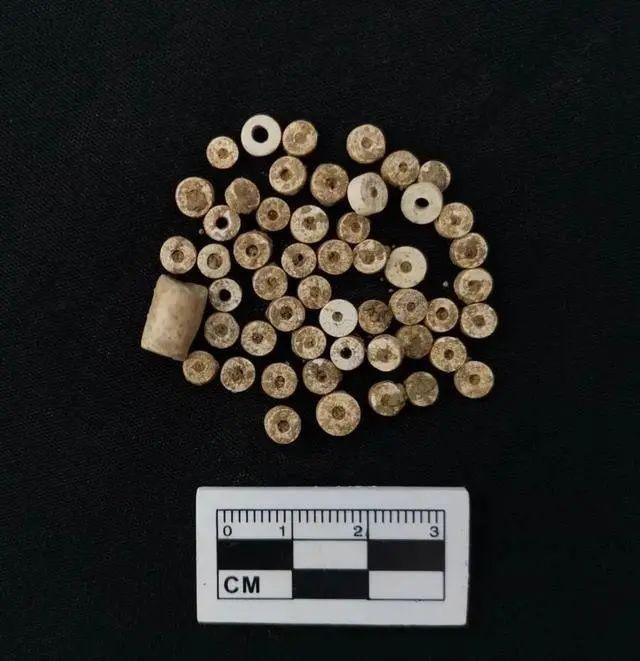  重建|一中学重建足球场，发现3000㎡古墓，单坑19颗头骨