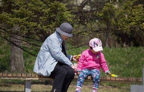  女儿|7岁女儿独睡一张大床，却总说晚上挤，宝妈知道原因后忍不住泪目