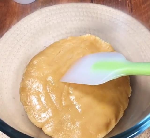 香甜|广式莲蓉蛋黄月饼详细做法,无任何添加剂,香甜回油不开裂