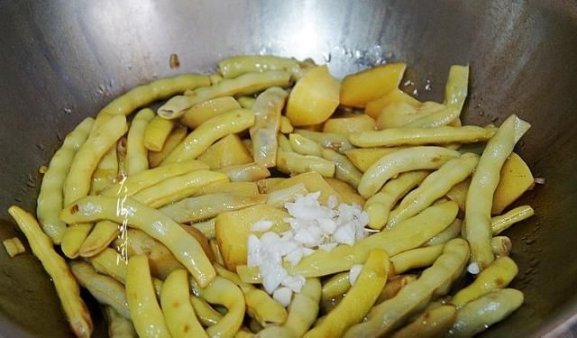  碰上|立秋后，这豆角碰上贵也买，和土豆一起炖好吃到撑，饱腹又营养