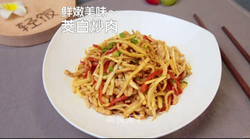  翻炒均匀|一道解烦热，调肠胃的美味菜肴，茭白炒肉。