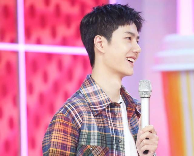  天天兄弟|王一博上《快本》串门，自我介绍有亮点，破坏道具要被“找家长”